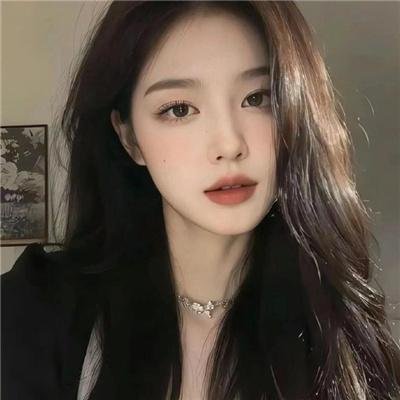 穿白丝绸的女人